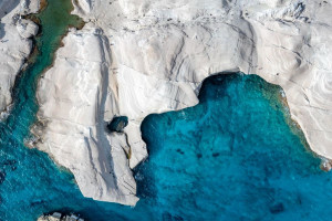 Οι πιο εντυπωσιακές παραλίες της Μήλου - Που αξίζει να πάτε, πότε και με τι τρόπο, καραβάκι ή αυτοκίνητο