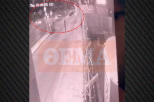 Τροχαίο στη Βουλιαγμένης: Η στιγμή της θανατηφόρας καραμπόλας - Αυτοκίνητο χτύπησε από πίσω το ΙΧ με οδηγό την 64χρονη