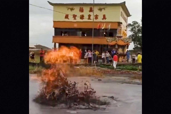 Ηφαίστειο λάσπης εκρήγνυται στη μέση ενός δρόμου στην Ταϊβάν (video)