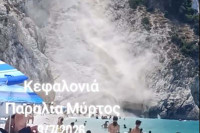 Κεφαλονιά: Κατολίσθηση στην παραλία Μύρτος – Βράχοι έπεσαν δίπλα σε λουόμενους (Βίντεο)
