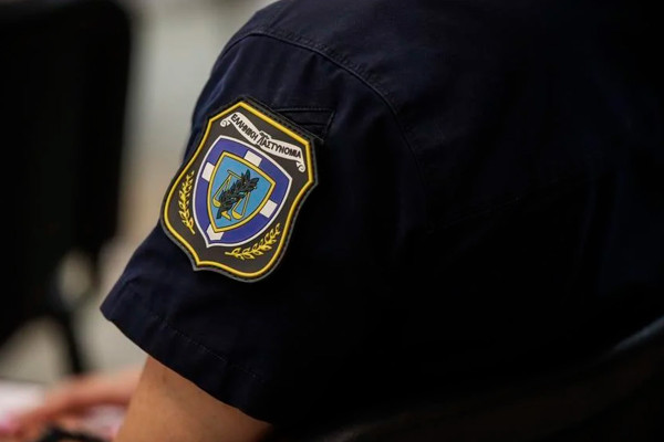 Χειροπέδες σε αστυνομικό μετά από καταγγελία 51χρονης για βιασμό και ξυλοδαρμό