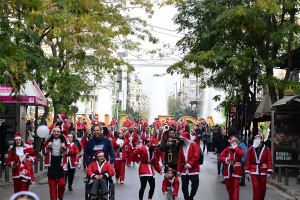 Athens Santa Run: Πάνω από 1.000 Αη Βασίληδες «πλημμύρισαν» το κέντρο της Αθήνας