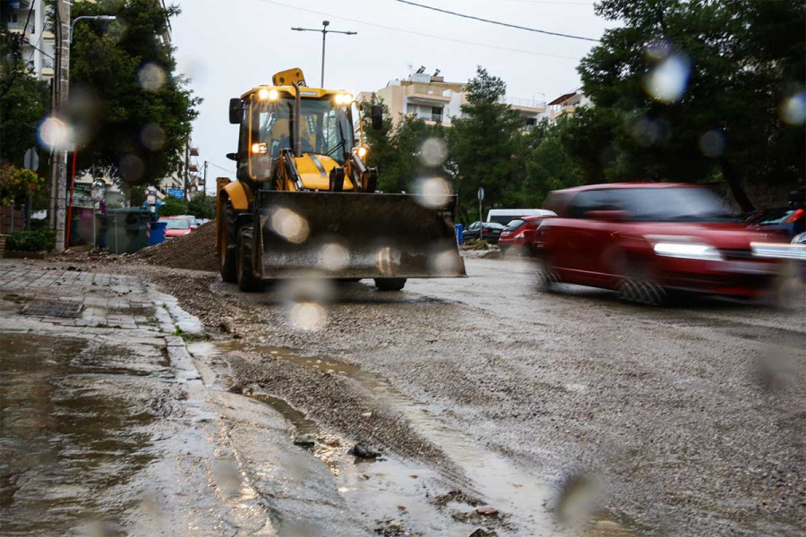 Χάος στην Αττική από την κακοκαιρία: Κλειστή η Αθηνών-Κορίνθου – Πλημμύρες σε Μάνδρα, Νέα Πέραμο, Μέγαρα
