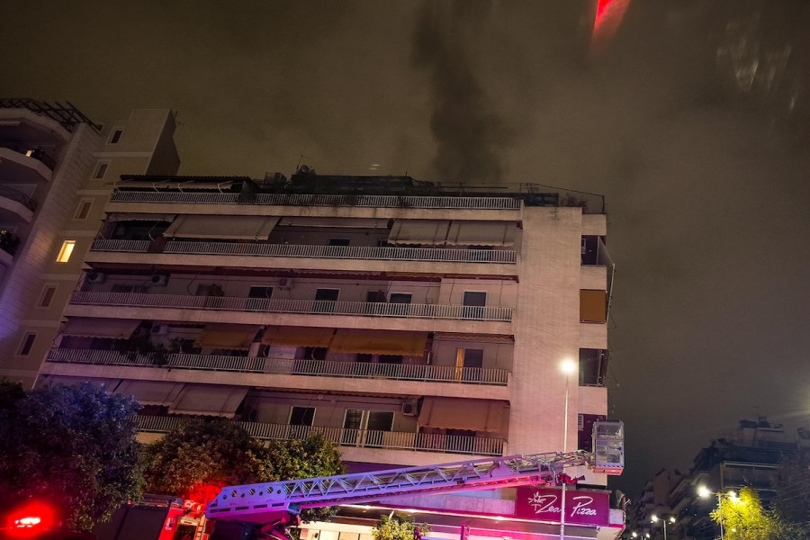 Μία γυναίκα έχασε τη ζωή της από τη φωτιά που ξέσπασε σε διαμέρισμα στη Νέα Σμύρνη (upd)