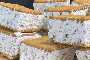 Παγωτό σάντουιτς stracciatella! Είναι πεντανόστιμα και πολύ εύκολα!