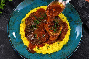 Ζουμερά Μοσχαρίσια Κότσια Ossobuco με Κρεμώδες Ριζότο Σαφράν!