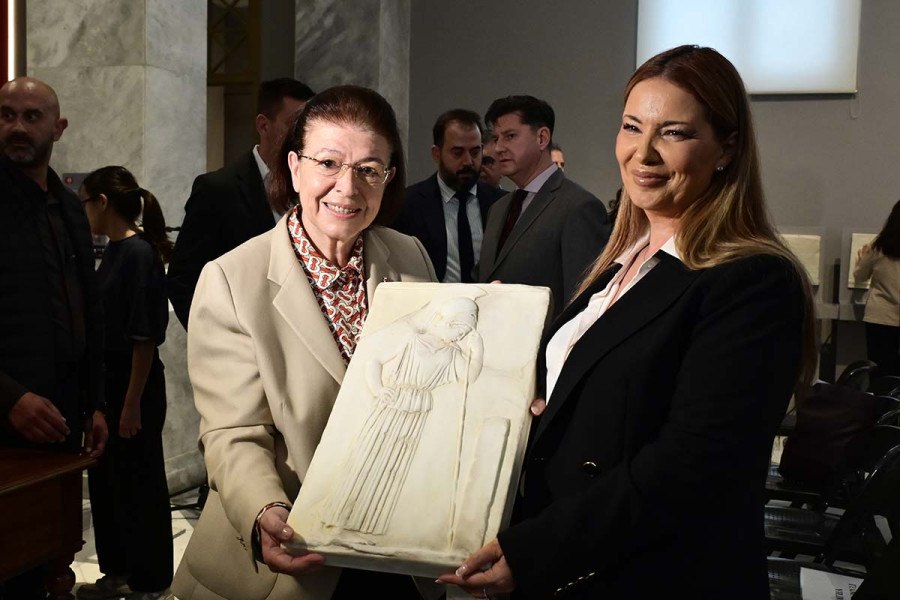Επέστρεψαν στην Ελλάδα 22 αρχαιότητες από το Ισραήλ - Μενδώνη: «Θεμελιώδης ευθύνη η προστασία τους»