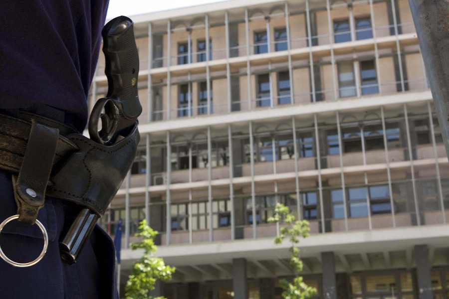 Προσωρινά κρατούμενος ο 67χρονος που μπήκε με σφυρί σε τράπεζα στη Θεσσαλονίκη