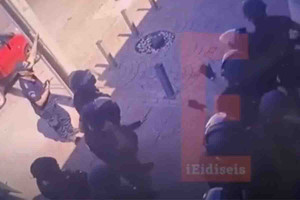 Μενίδι: Η στιγμή της εφόδου στο κατάστημα τυχερών παιχνιδιών για τη σύλληψη των δύο ληστών (video)