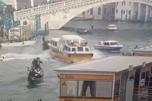 Βενετία: Τρελή πορεία σκάφους μέσα σε κανάλι - Συγκρούστηκε με γονδόλες, στο νερό οι επιβάτες