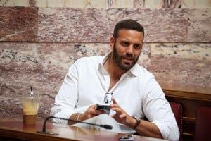 Νίκος Παππάς: «Είχα λάθος αντίδραση, προκλήθηκα» λέει μετά τη μήνυση του δημοσιογράφου για ξυλοδαρμό