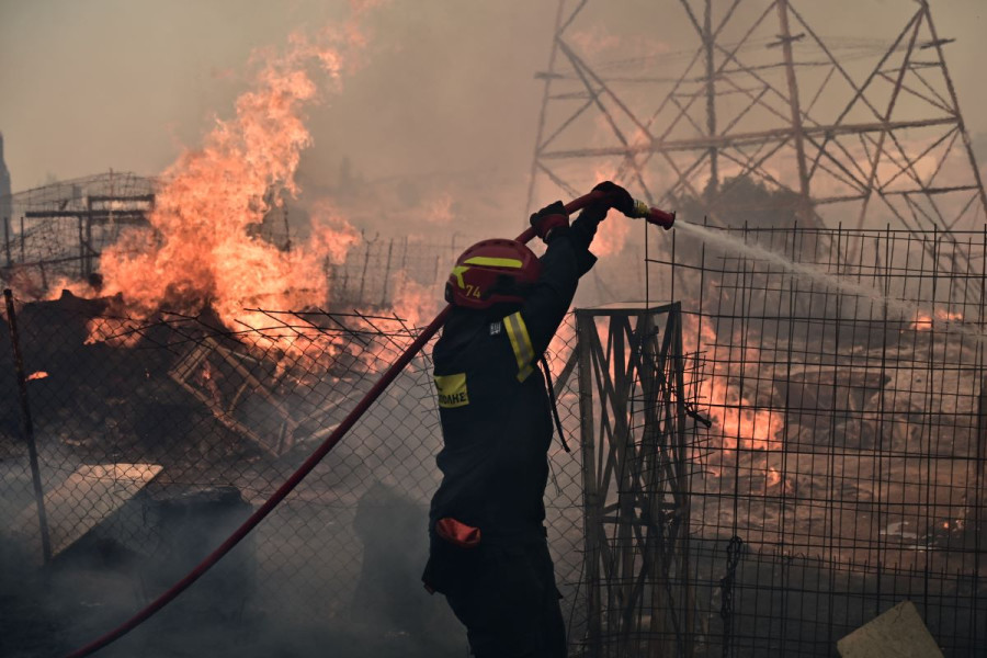 Μεγάλη φωτιά στις Αφίδνες - Ήχησε το 112 για Κρυονέρι και Δροσοπηγή, «κινηθείτε προς Εθνική Οδό»
