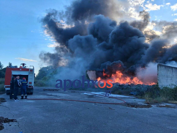 Πυρκαγιά σε λάστιχα στο πρώην εργοστάσιο της Pirelli «έπνιξε» με καπνούς τη νότια Πάτρα
