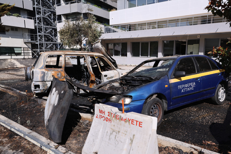 Eμπρηστική επίθεση τα ξημερώματα σε τρία αυτοκίνητα της Περιφέρειας Αττικής στο Μαρούσι