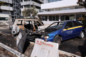 Eμπρηστική επίθεση τα ξημερώματα σε τρία αυτοκίνητα της Περιφέρειας Αττικής στο Μαρούσι