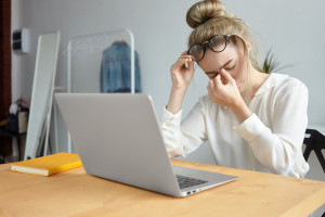 Digital Eye Strain: Πώς οι οθόνες κουράζουν τα μάτια -και όχι μόνο- &amp; Τips