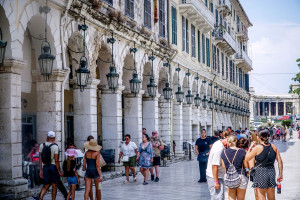 Διακοπές στην Κέρκυρα – Ιδιωτικές Μεταφορές σε Όλο το Νησί με Άνεση και Πολυτέλεια