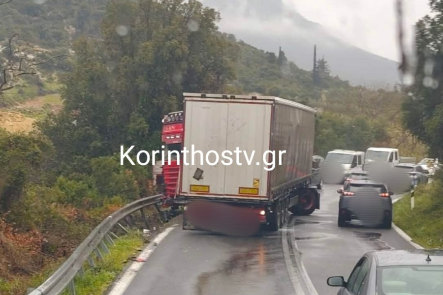 Νταλίκα αναποδογύρισε στην παλιά εθνική οδό Κορίνθου – Άργους
