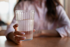 Τι συμβαίνει αν δεν πίνετε νερό - Πόσα ποτήρια την ημέρα χρειάζεστε