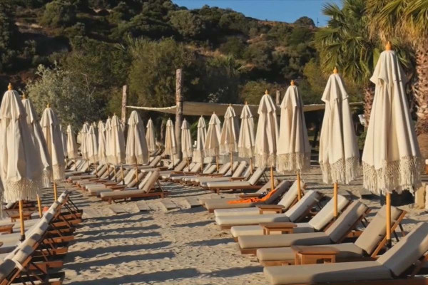 Χειροπέδες και στην 21χρονη για τον θάνατο του 82χρονου σε παραλία της Βουλιαγμένης