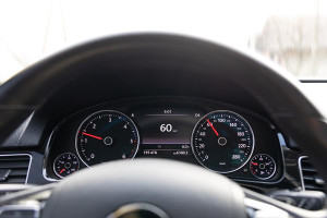 Η ΕΕ εξετάζει «κόφτη» ταχύτητας μέσω GPS στα καινούργια αυτοκίνητα