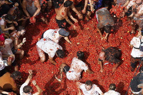 La Tomatina: Χιλιάδες συγκεντρώθηκαν σε μια μικρή πόλη της Ισπανίας για να παίξουν... ντοματοπόλεμο