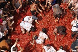 La Tomatina: Χιλιάδες συγκεντρώθηκαν σε μια μικρή πόλη της Ισπανίας για να παίξουν... ντοματοπόλεμο