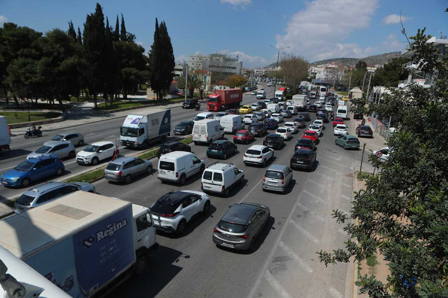 Φεύγουν και οι τελευταίοι εκδρομείς του Πάσχα, αυξημένη η κίνηση στην Εθνική Οδό Αθηνών - Κορίνθου, ουρές στα διόδια της Ελευσίνας