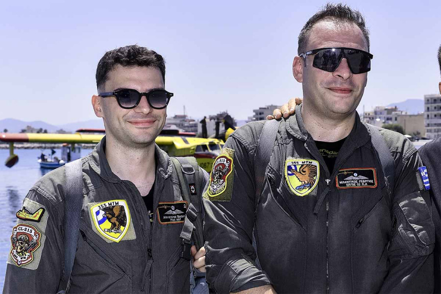 «Ήμασταν μιάμιση ώρα μέσα στη θάλασσα» - Οι πιλότοι του Canadair περιγράφουν τα όσα συνέβησαν στην αναγκαστική προσθαλάσσωση