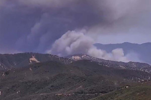ΗΠΑ: Μάχη για να τεθεί υπό έλεγχο η πυρκαγιά «Μάδρε», η μεγαλύτερη που έχει εκδηλωθεί φέτος στην Καλιφόρνια