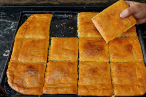 Εύκολα και αφράτα τυροπιτάρια κουρού!