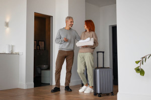 ΕΕ: Φέρνει μέτρα που «παγώνουν» τα Airbnb