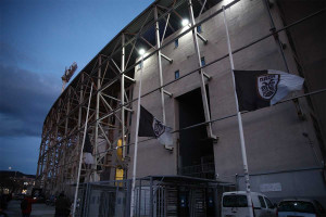 Η Τούμπα θρηνεί: Κεριά, λουλούδια και μεσίστιες σημαίες για τους αδικοχαμένους οπαδούς του ΠΑΟΚ