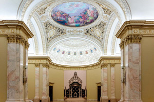 Κλοπή εκατομμυρίων σε μουσείο της Βιέννης: Έκλεψαν το μυθικό κολιέ της βασίλισσας Νάζλι με τα 673 διαμάντια