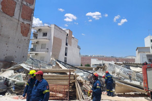 Κατάρρευση τετραόροφης πολυκατοικίας στα Πετράλωνα - Νέες έρευνες για εγκλωβισμένους εργάτες