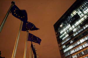 «Ναι» της Κομισιόν σε έκτακτο φόρο στα υπερκέρδη των εταιρειών καυσίμων