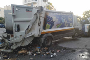 Πάτρα: Καθίζηση δρόμου στο Δασύλλιο - Απορριμματοφόρο «βούλιαξε» και τραυματίστηκε εργαζόμενος