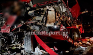 Μετωπική σύγκρουση με δύο νταλίκες στην Αθηνών - Λαμίας: Δύο τραυματίες
