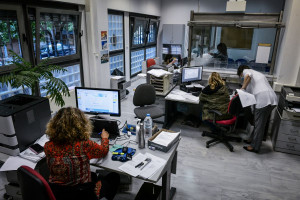 Μπόνους για 40.000 δημόσιους υπαλλήλους – Τα 4 κριτήρια για την επιβράβευση