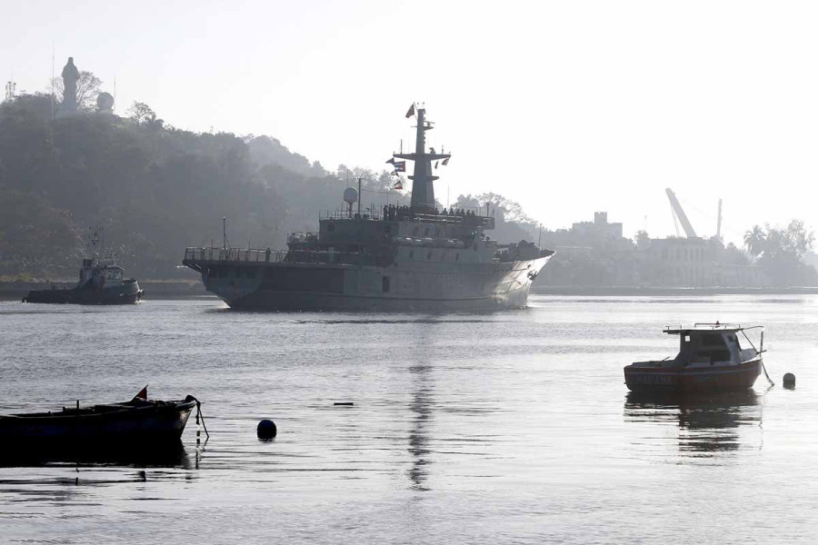 «Προειδοποιητικά» πυρά του Ιράν σε αντιτορπιλικά των ΗΠΑ - Μπέσεντ: «Έχουμε τον έλεγχο στο Ορμούζ»