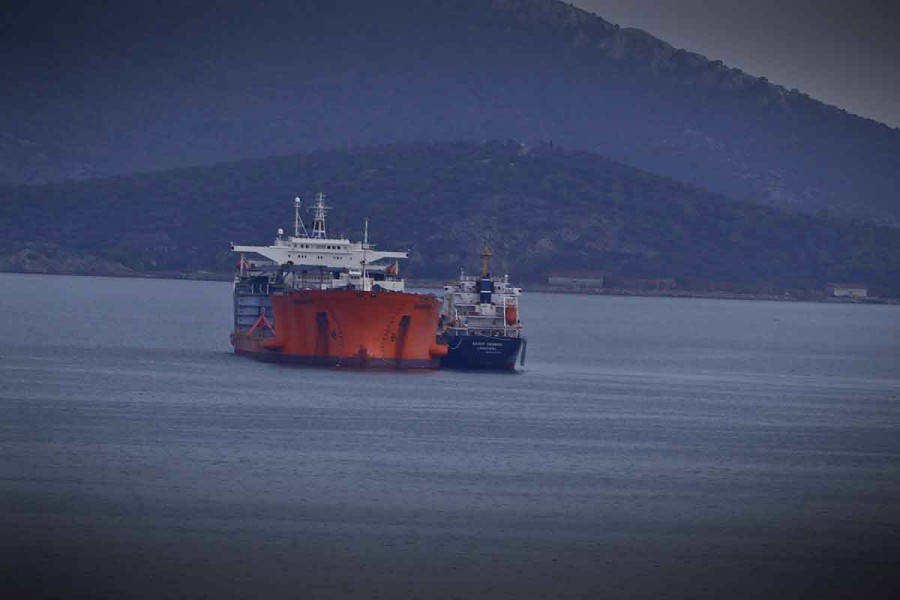 Ελληνικών συμφερόντων το πρώτο πλοίο που πέρασε τα Στενά του Ορμούζ μετά την εκεχειρία