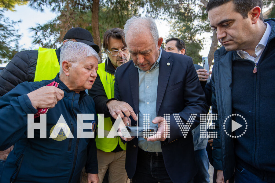 Αυτοψία του Ευθύμη Λέκκα στο Κατάκολο για το επικίνδυνο κατολισθητικό φαινόμενο (photos &amp; video)