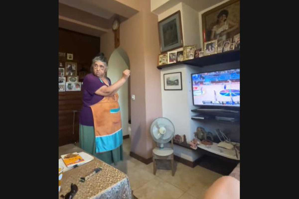 Γιαγιά έγινε viral στο TikTok ξεματιάζοντας την Εθνική: «Τον Γιάννη, τον Κώστα...» (video)