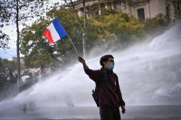 «Φρούριο» η Γαλλία με φόντο τις νέες κινητοποιήσεις