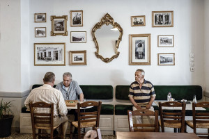 Σε τροχιά δημογραφικής συρρίκνωσης - Τι κρύβεται πίσω από τον εθνικό μέσο όρο μείωσης του πληθυσμού