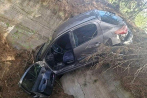 Απίστευτο τροχαίο στη Ρόδο: Έπεσε σε χαντάκι για να αποφύγει ελάφι - Εγκλωβίστηκε όλο το βράδυ