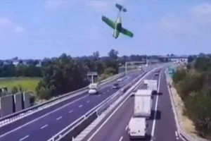 Ιταλία: Ιδιωτικό αεροσκάφος συνετρίβη σε αυτοκινητόδρομο - Νεκροί οι δύο επιβαίνοντες