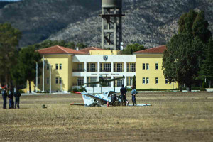 Έπεσε εκπαιδευτικό αεροσκάφος στο Τατόι - Δύο τραυματίες (upd)