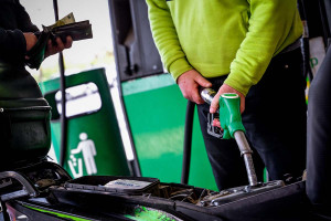 «Ξεφεύγουν» οι τιμές στα καύσιμα - Στα 2,16 ευρώ η αμόλυβδη, «αγγίζει» τα 2,20 ευρώ στην Αττική