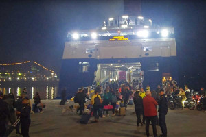Έκτακτη δρομολόγηση του Blue Star Paros - 220 επιβάτες έβγαλαν εισιτήριο για Σύρο ενώ πήγαιναν Πειραιά